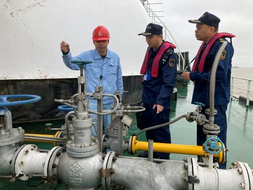 岳阳海事局加强双节期间危险品船舶装卸作业检查